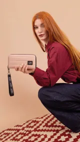 Billetera larga con cierre perimetral, confeccionada en nylon capitoneado color verde petróleo. Cuenta con correa de mano desmontable con logo estampado y parche frontal con marca LNS.