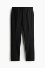 Pantalón tipo jogger de vestir, corte slim fit, con cintura elástica y cordón de ajuste. Presenta pliegues frontales y traseros, bolsillos laterales al bies y bolsillos traseros insertados.
