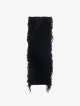 Bufanda de punto grueso en color negro, con diseño envolvente y flecos largos a lo largo de los bordes laterales. Confeccionada en una mezcla de mohair, acrílico y nylon.