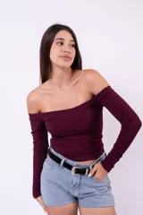Remera de manga larga color bordó, con escote estilo bardot que deja los hombros al descubierto, confeccionada en tejido de punto ajustado.