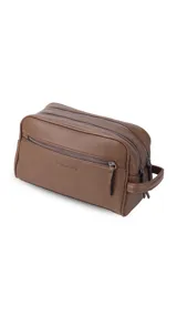 Neceser rectangular de símil cuero color beige claro, con dos compartimentos principales con cierre y un bolsillo frontal con cierre. Posee un asa lateral para transporte.