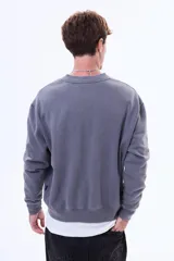 Campera de felpa con efecto lavado, cuello tipo bomber, cierre frontal completo y bolsillos delanteros tipo canguro. Presenta puños y ruedo acanalados.