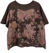 Blusa de manga corta color marrón oscuro con diseño estampado de flores en tonos rosados y tostados, cuello redondo y corte holgado.