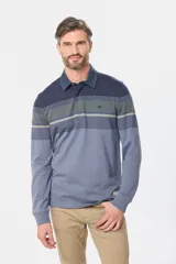 Remera tipo polo de manga larga con diseño de rayas horizontales en tonos azul marino, marrón, gris y blanco. Presenta cuello de tela tipo denim y cierre frontal con botones ocultos.