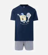 Pijama corto masculino de algodón, compuesto por una remera azul marino con estampado de Bob Esponja y un short a rayas blancas y grises con cintura elástica.