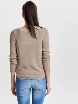 Sweater de tejido de punto color beige, con cuello redondo y mangas largas. Corte regular y textura suave.