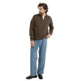 Buzo de tejido de punto color marrón, con cuello polo y cierre frontal parcial, de manga larga con puños y ruedo acanalados.