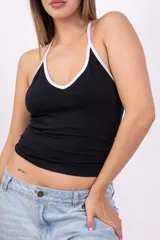 Top corto con breteles finos, escote halter y espalda descubierta, color celeste.