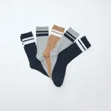 Lote de cinco pares de medias de caña media, con diseño deportivo de dos rayas horizontales en la parte superior. Incluye un par negro con rayas blancas, un par gris oscuro con rayas blancas, un par marrón con rayas blancas, un par gris claro con rayas negras y un par azul marino con rayas blancas.
