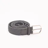 Cinturón trenzado color gris con hebilla metálica plateada.