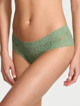 Bombacha tipo cheeky de encaje color verde, con diseño de baja altura y ribetes festoneados.