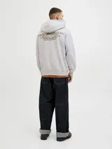 Hoodie gris melange de corte holgado, con capucha, bolsillo tipo canguro y pequeño estampado en el pecho. Confeccionado en tejido loopback con interior suavemente afelpado, puños y dobladillo acanalados.
