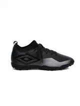 Championes Umbro modelo Vibe TF para hombre, color negro con efecto degradado a gris claro en la parte delantera. Presentan el logo Umbro en forma de diamante en el lateral y suela de goma con tacos bajos para césped artificial (turf).