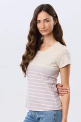 Remera de manga corta y cuello redondo, confeccionada en algodón con diseño de rayas horizontales en tono beige, rosado y azul marino.