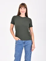 Remera de algodón color negro con efecto lavado, cuello redondo y mangas cortas con terminación al corte.