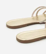 Sandalia plana con tiras finas cruzadas con brillos y punta cuadrada.