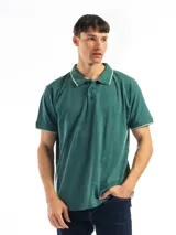 Chomba manga corta color borgoña con cuello clásico y borde azul marino.