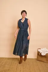 Vestido midi azul marino sin mangas, con escote en V cruzado y un lazo ajustable en la cintura.
