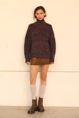 Sweater tejido de algodón color gris jaspeado, de cuello alto y corte oversize.