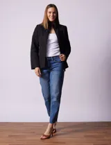 Campera capitoneada marca Gallery, color negro, con cierre frontal, cuello alto y bolsillos laterales con cierre. Presenta un diseño acolchado con costuras en rombos y ajuste en la cintura.