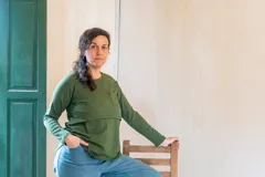 Remera de lactancia manga larga color fucsia, confeccionada en lycra de algodón. Cuenta con apertura de solapa y escote cruzado para facilitar la lactancia. Calce amplio y bajos redondeados.