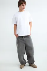 Jean de corte baggy con silueta holgada y relajada. Presenta diseño de cinco bolsillos, cintura con trabillas y cierre frontal con botón y cremallera. Confeccionado en denim de tono gris medio con acabado lavado.