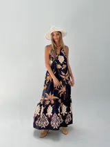 Vestido largo de algodón italiano con estampado floral, escote en V, espalda descubierta con elástico y tiras para atar al cuello.