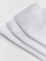 Kit de tres pares de medias unisex de caño medio, confeccionadas en tejido suave y elástico de color blanco, con el logo de la marca estampado en la planta del pie.