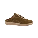 Mocasín de cuero color verde oliva, con cordones y suela marrón.