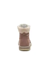 Bota de caña baja Caterpillar modelo Fandom, color marrón, confeccionada en cuero con cuello acolchado de corderito sintético, cordones bicolor y suela dentada de goma.