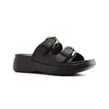 Sandalia de cuero sintético color peltre, con plataforma y dos tiras anchas con hebillas doradas.