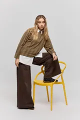 Jean wide leg marrón de tiro bajo, con calce relajado, piernas amplias y diseño clásico de cinco bolsillos.