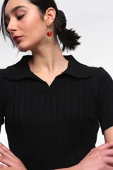 Top tejido color rosado con cuello polo, escote en V y mangas cortas.