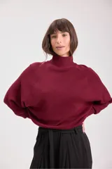 Sweater de punto color borgoña, con cuello alto y mangas ranglán.