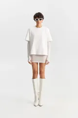 Camiseta blanca de manga corta con silueta holgada y cuello redondo.