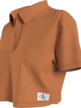 Remera corta color naranja de Calvin Klein Jeans, con cuello tipo chomba de canalé, manga corta y corte holgado.