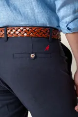 Bermuda color beige de algodón y tencel, de corte recto.