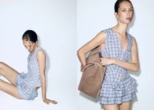 Blusa de popelín de algodón con estampado a cuadros, cuello en V y cierre frontal con botones. Diseño sin mangas y silueta entallada.
