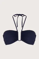 Top de bikini bandeau azul marino con bordado de chaquira dorada en el borde superior y varilla en U en el centro del escote.