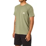 Remera de manga corta color verde militar, con cuello redondo y un bolsillo en el pecho que incluye un pequeño parche estampado con diseño de sol y paisaje.