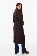 Tapado de paño en color gris oscuro, con solapas clásicas, corte recto y bolsillos laterales integrados.