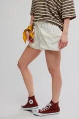 Short corto color blanco de mezcla de lino y algodón, con calce relajado, cintura con cordón ajustable y grandes bolsillos delanteros envolventes.