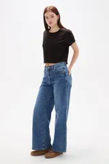 Top cropped de corte ajustado al cuerpo, con cuello redondo a la base y mangas cortas.