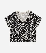 Blusa de crepé con estampa de manchas en blanco y negro, mangas cortas y escote en pico con borde contrastante.
