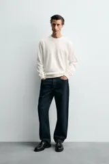 Sudadera de corte regular fit confeccionada en algodón con efecto lavado. Presenta cuello redondo, manga larga y terminaciones en rib.