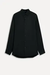 Camisa negra de corte recto, con cuello solapa, manga larga con puños y cierre frontal con botones.