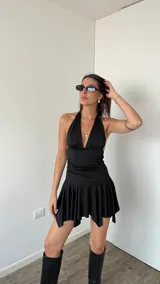 Minivestido negro de lycra con escote halter y falda con volados.