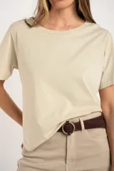 Remera de algodón peinado color arena, con cuello redondo y mangas cortas. Presenta un corte recto con ruedo ligeramente redondeado.