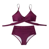 Conjunto de bikini negro de tiro alto, compuesto por un corpiño triangular con diseño cruzado en el frente y tirantes finos regulables, y una bombacha de corte clásico y talle alto.