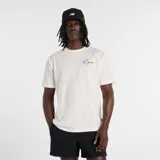 Remera de algodón color blanco con cuello redondo y mangas cortas. Presenta un pequeño estampado gráfico en el pecho con diseño artístico.